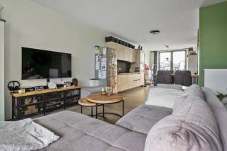 Op deze centrale locatie in Lier bevindt zich dit lichtrijk, instapklaar appartement.<br />Het geniet een gunstige ligging nabij scholen, winkels, openbaar vervoer en belangrijke invalswegen.<br /><br />Het appartement bevindt zich op de tweede verdieping. We komen binnen via de inkomhal waar ook een apart gastentoilet aanwezig is. Deze inkomhal brengt ons in de mooie leefruimte met enorm veel lichtinval door de ramen vooraan. De leefruimte loopt naadloos door in de open keuken.<br /><br />Vervolgens beschikt het appartement over twee slaapkamers (11m² / 6m²) en een badkamer <br /><br />Daarnaast treffen we nog een praktische bergruimte met aansluiting voor een wasmachine alsook het overdekt terras, dewelke bereikbaar via het schuifraam in de leefruimte.<br /><br />Tot slot geniet het appartement van een praktische kelderberging.<br /><br />Troeven:<br />+ Terras<br />+ Gunstige EPC-score A<br />+ EK conform<br />+ Lift aanwezig<br />+ Centrale ligging nabij centrum Lier<br />+ Privé kelderberging<br /><br />Heeft u interesse in dit moderne appartement en wenst u graag een bezoek? Contacteer ons via 03 337 50 70 of info@vbvastgoed.be voor een afspraak ter plaatse.