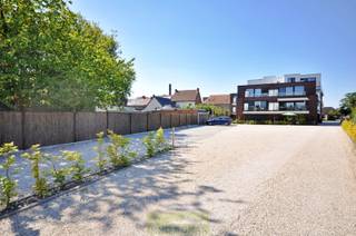 Gelegen in het hart van Avelgem, biedt dit stijlvolle, gelijkvloerse nieuwbouwappartement in 'Residentie Meersenzicht' alles wat je nodig hebt voor comfortabel wonen. Dankzij de uitstekende ligging ben je op korte afstand van winkels, scholen en belangrijke verkeersverbindingen.<br /><br />In het appartement zien we een inkomhal, gastentoilet, leefruimte met volledig ingerichte keuken, wasplaats, <strong>2 slaapkamers</strong>, badkamer met dubbele lavabo en een inloopdouche. Er is een<strong> terras van 23m²</strong>. <br /><br /><strong>Eigenschappen:</strong>
<ul>
<li>Energiezuinig (E-peil = 45)</li>
<li>Verwarming door lucht-water warmtepomp en vloerverwarming</li>
<li>Ventilatiesysteem type D</li>
<li>Gemeenschappelijke fietsenberging</li>
<li><strong>Optioneel een parkeerplaats aan te kopen</strong></li>
</ul>
<br />Met een woonoppervlakte van 92 m² biedt dit appartement een perfecte balans tussen comfort en functionaliteit. Dankzij het energiezuinige karakter geniet u van lage energiekosten en een aangename woonervaring.<br /><br />Prijs: exclusief BTW, registratie en bijkomende kosten.<br /><br />Meer info of een bezoek? Contacteer Kyamo De Smet: 0479 06 13 71