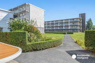 Op een uitstekende ligging in de Torenhofstraat te Vosseslag, De Haan, bevindt zich dit charmante éénslaapkamerappartement met terras, privatieve berging en eigen staanplaats. Met een bewoonbare oppervlakte van 32 m² is dit appartement een ideale uitvalsbasis aan zee, zowel voor eigen gebruik als vakantieverblijf of investering.<br /><br />De leefruimte met open keuken vormt het hart van het appartement en geniet van een aangename lichtinval. De keuken is praktisch ingericht en beschikt over een dampkap, spoelbak, opbergkasten, microgolfoven en koelkast. De afzonderlijke slaapkamer is voorzien van een ingebouwde kast en biedt voldoende ruimte voor een comfortabel verblijf.<br /><br />De badkamer beschikt over een instapdouche, lavabo met spiegel en verlichting, toilet, handdoekradiator, ventilatie en een raam. Het appartement beschikt verder over een aangenaam terras, een privatieve berging en een eigen staanplaats, een belangrijke troef aan de kust.<br /><br />De ramen zijn uitgevoerd in hout met dubbele beglazing. De verwarming werd inmiddels gewijzigd naar infrarood; het huidige EPC (559 kWh/m²/jaar – label F) dateert nog van vóór deze wijziging. De elektrische installatie is conform gekeurd tot 2046. De syndicus is Axius De Haan.<br /><br />Een compacte en praktische kuststek met terras, berging én staanplaats, op korte afstand van zee en strand.