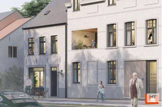 <strong>Welkom bij Residentie Becelaere</strong><br /><br />Dit nieuwbouwproject op de markt van Beselare zal bestaan uit:
<ul>
<li>2 handelspanden</li>
<li>9 appartementen</li>
<li>1 studio</li>
<li>1 woning.</li>
</ul>
<br />Dit project zal de perfecte mix aanbieden van comfort, stijlvolle architectuur en energiezuinigheid. Bovendien heeft het een centrale ligging, namelijk op wandelafstand van de lokale handelaars en op slechts enkele minuten van de A19 Ieper-Kortrijk.<br /><br />Hieronder wordt de indeling van de woning toegelicht alsook enkele troeven.<br /><br /><strong>INDELING</strong>
<ul>
<li>Gelijkvloerse verdieping: inkomhal met gastentoilet, lichtrijke woon- en eetkamer met open keuken, keukenberging.</li>
<li>1ste verdieping: nachthal, 2 slaapkamers en badkamer met douche, dubbele wastafel en toilet.</li>
<li>2de verdieping: nachthal, 2 slaapkamers en badkamer met douche en dubbele wastafel.</li>
</ul>
<br /><strong>KENMERKEN</strong>
<ul>
<li>Westgerichte tuin (37 m²)</li>
<li>Mogelijkheid tot bijkopen van extra berging, garage of parkeerplaats (met en zonder laadpaal)</li>
<li>Traditioneel gebouwd met snelbouwstenen (zowel dragende als niet dragende muren) met keramische dakpannen, ramen en deuren in PVC.</li>
<li>BEN – Bijna Energie Neutraal: zonnepanelen, vloerverwarming op warmtepomp, regenwater op het toilet en wasmachine, ventilatie D, …</li>
<li>…</li>
</ul>
<br />Wens je meer informatie of een afspraak op kantoor? Bel gerust naar Eden 0470 43 78 21 of mail info@minthus.be