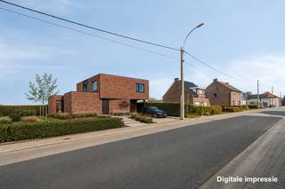 Verscholen in het groene en gegeerde Zepperen, deelgemeente van Sint-Truiden, staat deze imposante villa op een ruim dubbelperceel van 11 are 71 centiare eventueel met achterliggende weide van 31 a 20 ca (VP 25.000,00 euro), totaal <strong>42 a 92 ca.</strong> Het brede perceel ademt ruimte: open zichtlijnen, veel natuurlijk licht en een tuin met een eigen karakter. <br /><br />De woning wordt casco aangeboden, een kans die steeds zeldzamer wordt op de huidige markt. U kiest zelf de interieurafwerking, zonder de lange wachttijden en onzekerheden van een klassiek nieuwbouwproject. De basis staat er al degelijk: een warmtepomp, een volledig domoticasysteem en een voorontwerp voor het EPB-certificaat. Enkele gerichte aanvullingen volstaan om het dossier volledig te maken.<br /><br />Omtrent de indeling is grondig nagedacht. De woning telt vier volwaardige slaapkamers en twee badkamers. Opvallend is de slaapkamer op het gelijkvloers met aangrenzende badkamer en apart toilet, ideaal voor wie drempelvrij wil wonen, een praktijkruimte aan huis overweegt of oudere familieleden wil opvangen. Een bijkomende kamer, in de plannen ontworpen als speelruimte, laat zich moeiteloos ombouwen tot vijfde slaapkamer, bureau of atelier.<br /><br />De tuin biedt meer dan groen alleen. Een sfeervol poolhouse nodigt uit tot ontspanning en gezelligheid, en vormt de perfecte schakel tussen binnen en buiten.<br /><br />Wie droomt van een ruime, moderne villa in een groene omgeving en die villa ook echt naar eigen hand wil zetten, vindt hier een buitengewone kans.<br /><br /><em>Let wel het betreft een verkoop onder het BTW-stelsel (21%) en er zijn geen registratierechten voor de woning op en met grond, de achterliggende landbouwgrond kan wel gekocht worden onder registratierecht ad 12%!</em><br /><br />Neem contact op met ons kantoor voor meer informatie of een bezoek ter plaatse.