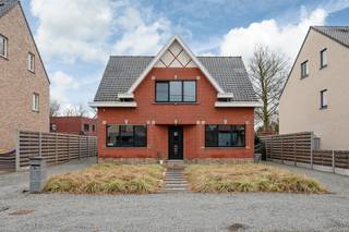 In de Plasstraat 2A te Bonheiden bevindt zich deze prachtige open woning die met oog voor detail en kwaliteit volledig werd gerenoveerd...