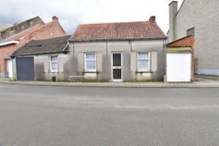 <p><span><strong>Te renoveren woning gelegen in het landelijke Moerzeke.</strong></span></p><p><span><span> </span></span></p><p><span><span>Deze zeer goed gelegen eigendom is gelegen op een perceel van </span><strong>134 m²,</strong><span> en biedt een uitzonderlijke mooie gevelbreedte van ca. </span><strong>13m</strong><span> aan de straatzijde met poort langs de rechterzijde geeft doorgang naar de binnenkoer.</span></span></p><p><span><span> </span></span></p><p><span><span>Deze ligging is subliem gelegen waardoor U op enkele voetstappen verwijderd ben van het centrum van Moerzeke, op enkele meters verwijderd van de schelde waar U de mooie fiets en wandelroutes kan ontdekken.</span></span></p><p><span><span> </span></span></p><p><span><span>Deze woning heeft een totale renovatie nodig, z</span><i><span>oekt U een geen alledaags renovatieproject om dit unieke eigendom te veranderen naar een pareltje, wees er snel bij voor het te laat is !</span></i></span></p><p><span><span> </span></span></p><p><span><i><strong>Verkoop onder registratierechten (2% mogelijk).</strong></i></span></p><p><span><i><span> </span></i></span></p><p><span><i><span>Geen bescherming erfgoed van toepassing - Laag Kadastraal inkomen (161 euro).</span></i></span></p><p><span><strong> </strong></span></p><p><span><strong>Laat U verrassen en vraag nog een bezoek aan om uw inspiratie te laten werken voor dit renovatieproject !</strong></span></p><p><span><strong> </strong></span></p><p><span><strong>Voor meer info en een bezoek, neemt u contact op voor <u>uw afspraak</u> op T. 052 55 55 55 | info@immotwins.be | </strong></span><span><strong><u>www.immotwins.be</u></strong></span></p><p><span><span> </span></span></p><p><span><span> </span></span></p>