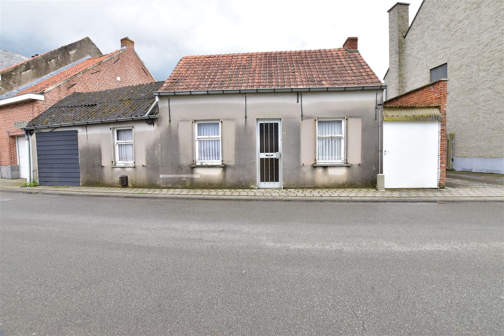 Te renoveren woning gelegen in het landelijke Moerzeke. - foto 1