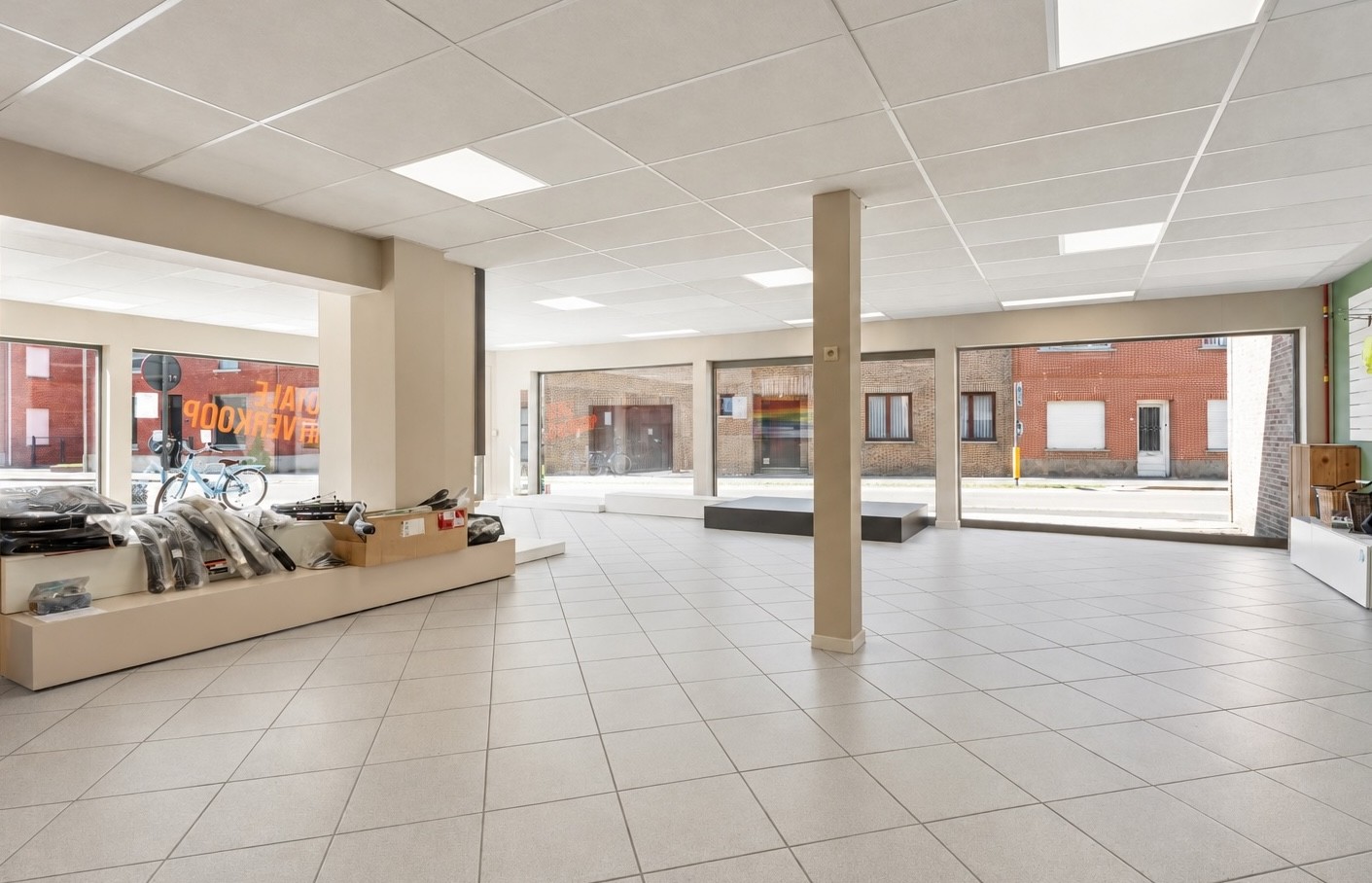 Commercieel pand met ruime handelsruimte, loods én drie-slaapkamer appartement van 160 m² in Wezemaal ! - foto 5