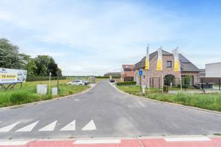Ontdek deze bouwgrond in Poperinge nabij het centrum en het station, in de buurt van winkels en openbaar vervoer. Bovendien geniet je van een heel vlotte verbinding met de Ring rond Poperinge. De verkaveling paalt aan landbouwgebied, je geniet er van een adembenemend uitzicht over de omliggende velden en weiden.

Dit perceel voor open bebouwing is 456 m².  De ruime stedenbouwkundige voorschriften (1 of 2 bouwlagen, plat of hellend dak, ...) bieden je tal van mogelijkheden om hier jouw droomwoning op maat te realiseren. Informeer en ontdek alle mogelijkheden op deze toplocatie in Poperinge.

Wil je al eens een kijkje nemen? Je vindt de verkaveling links naast Ieperseweg 20.