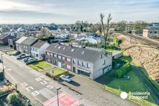 Welkom in de Hugo Verriestlaan 26-30, een veelzijdige eigendom op een ruim perceel van maar liefst 2.100 m², centraal gelegen in het hart van Torhout. De site is momenteel ingericht met een handelsruimte, vijf garages en meerdere studentenkamers.<br /><br />Dankzij de uitstekende ligging bevinden openbaar vervoer, supermarkten, restaurants, scholen en tal van andere voorzieningen zich op wandelafstand.<br /><br />De huidige indeling en het gebruik van het gebouw stemmen niet volledig overeen met de vergunde stedenbouwkundige toestand. Hierdoor dienen kandidaat-kopers rekening te houden met twee mogelijke ontwikkelingsscenario’s:<br /><br />- Herstel naar de vergunde/originele toestand<br />Hierbij wordt de oorspronkelijke verticale opsplitsing tussen de verschillende huisnummers (namelijk 26/28/30)hersteld. Voor huisnummer 30 bestaat daarbij de mogelijkheid om een handelsruimte met een bovenliggende wooneenheid te voorzien.<br /><br />- Sloop en herontwikkeling<br />De site biedt eveneens mogelijkheden voor sloop en heropbouw, waarbij volgens de geldende voorschriften een ontwikkeling met circa 3 à 4 woningen kan worden onderzocht. <br /><br />Meer weten over de stedenbouwkundige mogelijkheden of de toepasselijke bouwvoorschriften? Wij bezorgen u graag bijkomende informatie en lichten de mogelijkheden toe tijdens een bezoek ter plaatse.<br /><br />De vermelde prijs is een richtprijs. Elk bod, zowel hoger als lager dan deze prijs, wordt voorgelegd aan de eigenaar, die zich het recht voorbehoudt het bod al dan niet te aanvaarden.