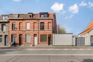 Ben je op zoek naar een woning die écht af is? Deze onlangs totaal gerenoveerde parel combineert een creatieve indeling met de allernieuwste technieken. Of je nu op zoek bent naar je eerste eigen plek of een slimme investering: dit is een unieke kans.Bij binnenkomst valt direct de slimme logistiek op: een praktische inpandige fietsen- en afvalberging zorgt voor comfort! De begane grond ademt sfeer dankzij de ruime eetplaats met hypermoderne open keuken. Het absolute hoogtepunt? De gezellige binnenkoer waar je in alle rust geniet van je ochtendkoffie.De verdiepingen bieden ruimte en licht in overvloed. Op de eerste verdieping vind je een slaapkamer, een afgewerkte badkamer en een leefruimte. De bovenste verdieping verrast nog eens met twee volwaardige slaapkamers.Troeven- Alles binnen handbereik. Of je nu de auto of de fiets neemt, winkels en het bruisende stadscentrum liggen om de hoek- Dankzij een warmtepomp ben je voorbereid op de laagste energiefacturen.- Alles is vernieuwd (2024/2025), zorgeloos wonen gegarandeerd.Wenst u meer info over deze woning of wenst u een bezoek ter plaatse? Contacteer Michelle Decoutere (0493 25 46 81 - michelle.decoutere@dewaele.com) Deze AI-visualisaties zijn bedoeld als inspiratie. Er werd geen rekening gehouden met technische specificaties, stedenbouwkundige voorschriften of de concrete mogelijkheden tot realisatie.Bestuursmaatregelen in het maatregelenregister: in aanvraag