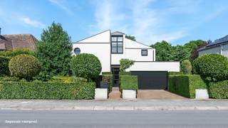Indeling:Gelegen in de gegeerde en groene wijk Elsdonk in Wilrijk, vind je deze opvallende villa uit 1984, ontworpen door de gerenommeerde architect...