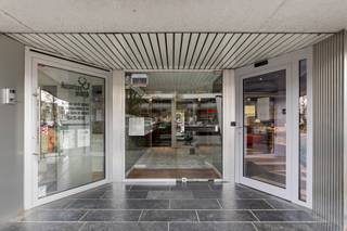 Be surprised by this ready-to-move-in apartment, ideally located in the vibrant heart of Ninove, on the popular Centrumlaan. Here you enjoy...