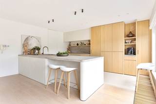 Pal in het centrum gelegen exclusief penthouse met 3 SLK en 2 badkamers, vlakbij park Baron Casier en op wandelafstand van de Markt.Indeling: directe...