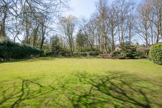 Mooie bouwgrond van 3147 m2, gelegen in het uiterst rustige en residentiële Schotenhof te Schoten.<br />De Rosierslei is een kalme éénrichtingsstraat met heel weinig autoverkeer.<br />Het perceel heeft een zeer goede (bouw)vorm met bijhorend een zeer gunstige zuid(oost) oriëntatie.