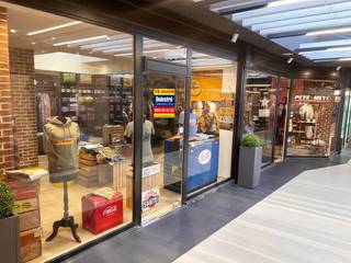 Goed gelegen winkelpand in de gekende ‘Galerie WHAT te Waterloo.Dit pand heeft een gevelbreedte van 10 m en een oppervlakte van 57 m².De maandelijkse...