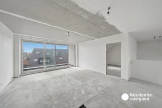 Het appartement is gelegen op de derde verdieping in Residentie Soetkin met een zongericht terras! Dit appartement heeft een bewoonbare oppervlakte van zo'n 121 m² en is ingedeeld met een lichtrijke leefruimte met open keuken keuken. Er zijn 2 ruime slaapkamers, badkamer, apart toilet en berging aanwezig. Nog een extra troef is de zolder van 49 m² die zorgt voor extra veel stockageruimte in dit appartement.<br /><br />Dit appartement staat momenteel in afwerkingsfase maar er kunnen nog bepaalde keuzes gemaakt worden zoals de keuken, vloeren, badkamer,....<br /><br />Mogelijkheid tot aankoop garage/parkeerplaats en gemeenschappelijke fietsenberging voorzien!<br />Benieuwd naar meer? Bel ons om uw bezoek ter plaatse vast te leggen!