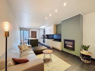 <p>Deze charmante, centraal gelegen woning combineert een gezellige sfeer met een praktische indeling.<br />De inkomhal brengt je naar de warme leefruimte met zit- en eethoek, aansluitend op de geïnstalleerde open keuken. De badkamer is uitgerust met een inloopdouche, lavabo en toilet. De knusse patio vormt een aangename buitenplek om heerlijk te ontspannen.</p>
<p>Op de verdieping bevinden zich twee ruime slaapkamers met ingebouwde kasten. Eén slaapkamer beschikt bovendien over een aanpalende bureauruimte en een extra toilet, ideaal voor thuiswerk of een rustige hobbyruimte.<br />Via een zolderluik bereik je de ruime zolder van ca. 30 m², perfect voor extra opslag of een bijkomende inrichting.</p>
<p>Naast de woning bevindt zich een overdekte parkeergelegenheid, met de mogelijkheid om een parkeerplaats te huren.</p>
<p><strong>Extra troeven:</strong></p>
<ul>
<li>Overal rolluiken</li>
<li>Dubbel glas</li>
<li>Centrale ligging</li>
<li>Nabij station, scholen en stadscentrum</li>
<li>Mogelijkheid tot huren parkeerplaats</li>
<li>Instapklaar</li>
</ul>
Deze woning is te koop ZONDER makelaar via het concept van Smart Houses! Wenst u verdere inlichtingen of bezoek? Contacteer rechtstreeks de eigenaar via 0475/26.65.80