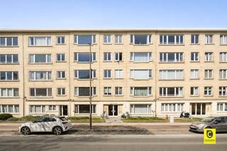 <p><span>Charming and bright ground floor apartment with sunny garden in Wilrijk!</span></p><p><span>Looking for an apartment full of character with an exceptional outdoor space? This ground floor 1-bedroom apartment at Ringlaan 73 in Wilrijk combines authenticity, warmth and light in a unique way a place where you immediately feel at home.</span></p><p><span>Location: </span></p><p><span>The apartment enjoys an excellent location in Wilrijk. The Ringlaan is in a central location with easy access to Antwerp, the A12 and the Antwerp Ring. In the immediate vicinity you will find numerous stores, supermarkets, schools, public transport and sports facilities. Moreover, Park Den Brandt, Park Middelheim and the Nachtegalenpark are also a short distance away, ideal for relaxation and walks in the greenery. </span></p><p><span>Layout</span></p><p><span>Upon entering the apartment, you enter through a security door into an inviting entrance hall. The stylish checkerboard tile immediately sets the tone and provides an elegant guide throughout the home.</span></p><p><span>To the left, you reach the light-filled living space through a double door. Here the beautiful herringbone parquet and wide windows provide a warm, timeless feel and an abundance of natural light. An ideal place to unwind or receive guests in a cozy setting.</span></p><p><span>To the rear is the exceptionally spacious bedroom of a whopping 30 sq. ft. This room offers more than enough space for a large bed, dressing cabinets and possibly a work corner. In addition, the bedroom is equipped with manual shutters, providing extra comfort, privacy and a good night's sleep.</span></p><p><span>Next to the bedroom is the fully installed kitchen, finished with a durable granite worktop and equipped with all contemporary appliances (sink, induction hob, oven, dishwasher and plenty of storage space). From the kitchen you have direct access to the beautiful garden of about 80 m². Thanks to the limited view, you can enjoy peace and privacy here. Think of long summer evenings, cozy dinners outside or a quiet morning coffee in the green the perfect extension of your living space.</span></p><p><span>Furthermore, the apartment has a bathroom with authentic, characterful tiles, equipped with bathtub, shower and sink (with renovation possibilities to your own taste). There is also a separate toilet and a practical wardrobe.</span></p><h3><span>Advantages</span></h3><ul><li><span>Favourable EPC (label C) </span></li><li><span>Electricity compliant </span></li><li><span>Authentic elements and lots of light </span></li><li><span>Spacious bedroom </span></li><li><span>Large, sunny garden (approx. 80 m²) with lots of privacy </span></li><li><span>Double glazing (high performance PVC) </span></li><li><span>Possibility to rent a garage box within walking distance (approx. 150 m) </span></li><li><span>cellar storage available</span></li></ul><p><span> </span></p><p><span> </span></p>