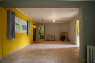 <p><span>Bungalow met 2 slaapkamers op perceel van 885 m². </span></p><p><span> </span></p><p><span>GEEN PERMANENTE BEWONING TOEGESTAAN! </span></p><p><span> </span></p><p><span>Gelijkvloerse bungalow (op te frissen) met bewoonbare oppervlakte van 80 m². </span></p><p><span> </span></p><p><span>Deze bungalow is voorzien van: </span></p><p><span>- een leefruimte van 28,5 m². </span></p><p><span>- Aparte keuken van 6,5 m² met vaatwasmachine en dubbele spoelbak en douche kamer. </span></p><p><span>- 2 slaapkamers van 8 m² en 7,5 m². </span></p><p><span>- Apart toilet </span></p><p><span> </span></p><p><span>Buiten is er een ruim overdekt terras van 29,5 m². </span></p><p><span> </span></p><p><span>Tuinhuis van 5 m². </span></p><p><span>Berghok van 5 m². </span></p><p><span> </span></p><p><span>Bungalow is reeds voorzien van dubbele beglazing met vliegenramen. </span></p><p><span> </span></p><p><span>BIJZONDERHEDEN: </span></p><p><span>Recente reeds gedane renovaties: </span></p><p><span>Nieuw dak (2022) inclusief oversteek. </span></p><p><span>Nieuwe houtkachel (2021). </span></p><p><span>Bepleistering achtergevel en nieuwe schoorsteen (2022). </span></p><p><span> </span></p><p><span>Stedenbouwkundige inlichtingen</span><span>: vergunning aanwezig, verkavelingsvergunning, geen voorkooprecht, geen bestuurlijke herstelmaatregel opgelegd en gebied voor verblijfsrecreatie. </span></p><p><span> </span></p>