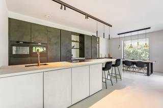 Recente halfopen bebouwing met 4 slaapkamers, garage en tuin in Beerzel.Ontdek deze recente en energiezuinige halfopen bebouwing (bouwjaar 2023),...