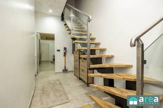 <p><span>Deze aantrekkelijke gerenoveerde woning in Sint-Niklaas biedt een perfecte combinatie van klassieke bouwstijl en hedendaags comfort. Dit huis is centraal gelegen, nabij Waasland shopping alsook andere winkels (oa. Action, Lidl en Carrefour), horecazaken, basic-fit, openbaar vervoer, ziekenhuizen en scholen. Hierdoor beschikt dit huis en haar omgeving over alles wat u nodig heeft voor een comfortabel gezinsleven. Dankzij de nabijheid van de E19 geniet u van een vlotte verbinding naar Antwerpen, Gent en omliggende gemeenten.</span></p><p><span>Grootste troeven:</span></p><p><span> </span></p><p><span>- Centraal gelegen</span></p><p><span>- Gunstige EPC-score C</span></p><p><span>- Veel lichtinval</span></p><p><span>- Geïsoleerd dak van 10 cm</span></p><p><span>- Recent gerenoveerd (2021)</span></p><p><span>Indeling:</span></p><p><span>Bij het betreden van de woning komt u in de warme inkomhal, die toegang biedt tot een nachthal met lichtkoepel. Deze ruimte vormt het centrale punt van de woning en geeft rechtstreeks toegang tot de lichtrijke woonkamer van 22 m², de volledig uitgeruste keuken en de mooie betegelde badkamer. De keuken is eveneens voorzien van een lichtkoepel en beschikt over een gasvuur met dampkap, combi-oven, vaatwasser en een dubbele spoelbak.</span></p><p><span>Aansluitend aan de keuken bevindt zich de open veranda met schuifraam, die zorgt voor een aangename extra lichtinval en een vlotte verbinding met het ruime terras en de tuin van maar liefst 80 m². Rechts van de veranda vindt u de wasplaats met aansluitingen voor wasmachine en de gasketel. Daarnaast is er nog een extra berging van 6 m², ideaal voor bijkomende opslag.</span></p><p><span>Via de traphal bereikt u de eerste verdieping. Hier bevindt zich de tweede betegelde badkamer van 4,5 m² uitgerust met een douche, toilet en wastafel. Op deze verdieping zijn er tevens drie slaapkamers van respectievelijk 11 m², 11 m² en 6 m². De twee slaapkamers aan de achterzijde van de woning zijn voorzien van handmatige rolluiken, terwijl de overige slaapkamer uitgerust is met een zonwerend rolgordijn.</span></p><p><span>De zolderverdieping van in totaal 32 m² is praktisch ingedeeld en omvat een slaapkamer van 16 m² met een aangrenzende dressing van 5 m². Daarnaast is er de derde, volledig betegelde badkamer van 6 m² met douche, toilet, wastafel en een Velux-dakraam. Tot slot is er nog een aparte ruimte van 5 m², die perfect kan dienen als extra opbergruimte.</span></p><p><span> </span></p><p><span>Voor meer informatie kan u terecht bij Area Partners: info@area.be of 03/284.60.60</span></p><p><span><br /> </span></p><p><span> </span></p><p><span> </span></p><p><span> </span></p><p><span> </span></p>