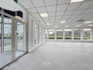<u><strong>Benaderende OPPERVLAKTEN</strong></u><br />Kantoor/winkelruimte: 400m²<br />Ruime gemeenschappelijke parking. <br /><br /><u><strong>INDELING:</strong></u><br /><em><strong>Gelijkvloers:</strong> </em><br />Private Inkomhal met sas - open commerciële ruimte met glaspartijen langs twee straten - apart bureel - keuken - sanitair.<br /><br /><u><strong>NUTSVOORZIENINGEN:</strong> </u><br />Elektriciteit - CV op aardgas (nieuwe ketels) - internet/telefonie - bekabeling via wandcontacten en diverse werkplekaansluitingen.<br /><br /><u><strong>LIGGING:</strong> </u><br />Op kruispunt Meensesteenweg en Rijksweg te Roeselare.<br />Kort bij centrum Roeselare en toch via Rijksweg meteen ontsluiting naar E403 (Brugge - Kortrijk). <br /><br /><strong>*Opmerkingen:</strong><br />- Onroerende voorheffing ten laste van de huurder: 1m huur + tuinonderhoud<br />- TOTEM met uw logo + 5 vlaggenmasten aan straatzijde !<br />- De parking van het pand is bereikbaar via 2 straten.<br />- Onze referentie op<strong> www.centro.be</strong>:<span> </span><span><strong><span>P0241</span></strong></span><span> </span>of via <strong>050 70 01 02 </strong>of <strong><span>0490/11 91 11</span></strong>