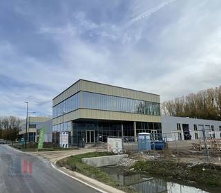 KMO-unit met opslag/ showroom en kantoor te koop. Strategisch gelegen op de voormalige site van de papierfabriek Catala in Drogenbos, aan de...