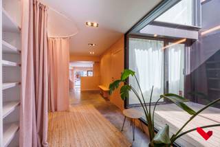 In het centrum van Leuven, op een locatie met veel passage en zichtbaarheid, biedt BVM Vastgoed dit gelijkvloers handelspand van ongeveer 100 m² aan. Gelegen in de Diestsestraat, een verbindingsstraat tussen het station en de binnenstad, vormt dit pand een goede uitvalsbasis voor ondernemers die actief willen zijn in een stedelijke omgeving.<br /><br />Het pand is volledig ingericht en verhuurd waardoor er een mooi rendement is. <br /><br />De indeling is eenvoudig en praktisch. Vooraan is er een open winkelruimte met een brede etalage, wat zorgt voor een goede zichtbaarheid en natuurlijke lichtinval. Achteraan is een aparte, ingerichte keuken aanwezig. Verder heb je ook nog een kelderruimte voor opslag van goederen. <br /><br />De ligging is een grote troef. De Diestsestraat trekt dagelijks een breed publiek van pendelaars, bezoekers en bewoners. Door de centrale positie is het pand vlot bereikbaar te voet, met de fiets, het openbaar vervoer of de wagen.<br /><br />Overzicht:<br />- Gelijkvloers handelspand van ca. 100 m²<br />- Volledig ingericht en klaar voor gebruik<br />- Brede etalage aan de straatzijde<br />- Ingerichte keuken<br />- Stadskoer achteraan<br />- Geschikt voor verschillende commerciële activiteiten<br />- Centrale ligging met veel passage<br /><br />Interesse in dit handelspand of behoefte aan meer informatie? Contacteer BVM Vastgoed op 016 23 21 45 of via info@bvm-vastgoed.be, voor een plaatsbezoek of een persoonlijk gesprek.