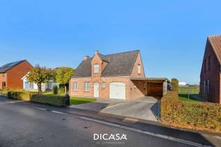 Op een rustige landelijke ligging in Roeselare-Beveren vind je deze instapklare alleenstaande woning met prachtig uitzicht over open velden. De woning combineert rust, comfort en een uitstekende bereikbaarheid, op slechts 3 km van het centrum van Roeselare en met een vlotte verbinding naar de E403. Dankzij de verzorgde tuin, vernieuwde ramen en dak en de praktische indeling is dit een ideale gezinswoning.<br /><br /><strong>Indeling van de woning:</strong>
<ul>
<li><u>Gelijkvloers</u>: inkomhal met gastentoilet, gezellige woonkamer, keuken met eetplaats, praktische bergruimte en inpandige garage.</li>
<li><u>Eerste verdieping</u>: nachthal met toegang tot 3 slaapkamers, aparte kamer die perfect dienst kan doen als dressing of opbergruimte, en badkamer met bad, toilet en lavabomeubel.</li>
<li><u>Tuin en buitenruimte</u>: ruime aangelegde tuin met open zicht op de omliggende velden. De tuin beschikt over een terras, tuinhuis en carport die via een toegangspoort bereikbaar is. </li>
</ul>
<strong>Technische eigenschappen:</strong>
<ul>
<li>Centrale verwarming op mazout.</li>
<li>Dakisolatie aanwezig.</li>
<li>Vernieuwd dak en nieuwe PVC-ramen (2024).</li>
<li>EPC-label D - 372 kWh/m²/jaar.</li>
</ul>
<strong>Troeven van de woning:</strong>
<ul>
<li>Instapklare en goed onderhouden woning.</li>
<li>Rustige en toch centrale ligging.</li>
<li>Verzorgde tuin met prachtig uitzicht op open velden.</li>
<li>Ruime parkeermogelijkheden met garage, carport en extra staanplaats.</li>
</ul>
Ben je op zoek naar een alleenstaande, instapklare woning met landelijke rust, open zicht en uitstekende bereikbaarheid?<br />Dan is deze woning zeker een bezoek waard!<br /><br /><strong>Interesse?</strong> Neem contact op met ons kantoor voor meer informatie of plan een vrijblijvend bezoek via 051/201.400 | info@dicasa.be.