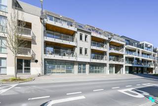 Uiterst commercieel en vlot bereikbaar handelspand, gelegen op de gelijkvloerse verdieping van residentie 'Carolus' te centrum Izegem. De...