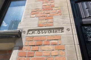ETTERBEEK – Tussen de Chasse en de Avenue de la Couronne, in een van de veiligste straten van Etterbeek dankzij de nabijheid van de kazerne en het gemeentehuis van Etterbeek, staat een huis dat in 1912 door architect Augustin Goovaerts in neogotische stijl werd gebouwd. Dit huis met een bewoonbare oppervlakte van ±435 m² wordt gekenmerkt door zijn architectuur en zijn halve toren die vanaf de straatkant zichtbaar is.<br /><br /><span>Bovenste begane grond:</span><br /><br />3 aaneengesloten woonruimtes van respectievelijk ± 19 m², 20 m² en de bibliotheek over 2 verdiepingen van elk ± 25,5 m², elk met hun historische kenmerken zoals originele wandtapijten en antieke schouwen; de bibliotheek heeft ook toegang tot 2 kantoren en de tuin.<br /><br /><span>Benedenverdieping:</span><br /><br />2 ruime multifunctionele kamers van ± 17 m² en ± 15 m² en achterin een grote ingerichte keuken met toegang tot de tuin.<br /><br /><span>1e verdieping: </span><br />
<ul>
<li>2 slaapkamers van ± 19 m² en ± 21 m²</li>
<li>Toilet</li>
<li>Kleedruimte van ± 7,5 m²</li>
<li>Badkamer van ± 9 m²</li>
</ul>
<span>2e verdieping:</span><br />
<ul>
<li>Een slaapkamer van ±16 m²</li>
<li>De ouderslaapkamer van ±18 m² met eigen doucheruimte, wastafel en een ingebouwde kleedkamer</li>
<li>Een gemeenschappelijke badkamer met toilet van ±10 m²</li>
<li>Een kleedruimte van ±9,5 m²</li>
</ul>
Op de bovenste verdieping bevindt zich een inrichtbare zolder van ± 34 m²<br />Verschillende ruimtes onder de trap bieden extra opbergruimte. Er zijn ook kelders, waaronder een wijnkelder. Het huis is voorzien van een intercom en glasvezel.