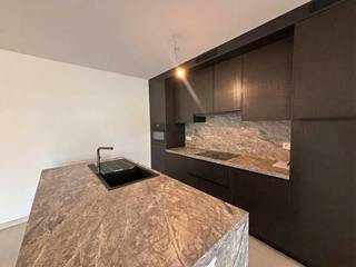Cet appartement entièrement neuf est situé dans un quartier calme et résidentiel d'Alken. L'appartement a une finition luxueuse et de haute qualité et est entièrement prêt à emménager.<br /><br />L'emplacement est un atout absolu. Le centre d'Alken se trouve à seulement 900 mètres, ce qui permet d'accéder facilement aux magasins, aux écoles, aux restaurants, aux transports en commun et aux autres équipements quotidiens. Le Carrefour Alken est à moins de 1 km. La connexion avec les villes environnantes est également excellente : Hasselt est à environ 7 km et Saint-Trond à environ 11 km.<br /><br />Juste en face du bâtiment se trouve un magnifique parc paysager entretenu par la municipalité. Cela offre une vue verdoyante agréable et contribue au caractère tranquille de cet environnement résidentiel. Des poubelles souterraines ont également été installées dans le quartier, afin que la scène de rue reste bien rangée.<br /><br />L'appartement lui-même a été terminé avec beaucoup d'attention. Tous les éclairages ont déjà été installés et les fenêtres seront également équipées de lamelles de haute qualité. Vous n'avez donc plus à fournir ces choses vous-même. De plus, l'appartement est économe en énergie et vous pouvez profiter de tout le confort d'un bâtiment neuf.<br /><br />Disposition :<br /><br />Rez-de-chaussée :<br /><br />- hall d'entrée<br />- espace de vie lumineux<br />- cuisine entièrement équipée<br />- 2 chambres<br />- espace de bureau<br />- salle de bain avec douche<br />- toilettes<br />- terrasse avec jardin attenant<br /><br /><br />Étage -1 :<br /><br />- rangement au sous-sol<br />- place de parking<br />- parking à vélos commun<br /><br />La terrasse est reliée à un jardin confortable, vous offrant un bel espace extérieur privé. Les places de parking supplémentaires, le rangement au sous-sol et le parking à vélos commun offrent un confort pratique supplémentaire.<br /><br />Cet appartement est proposé à la location à Alken et est idéal pour ceux qui aiment vivre au calme tout en restant à proximité du centre et des villes environnantes. Si vous souhaitez louer un appartement récent et économe en énergie à Alken, vous obtiendrez ici une unité entièrement terminée dans laquelle vous pourrez emménager immédiatement.<br /><br />Bref, un appartement neuf prêt à emménager à Alken avec une finition de haute qualité, un espace extérieur agréable et un excellent emplacement entre Hasselt et Saint-Trond.<br /><br />Le moyen le plus rapide pour visiter cet appartement ? Demandez votre visite via le bouton rouge de notre site Web (www.dewaele.com).<br /><br />Les rendez-vous ne peuvent pas être pris par téléphone. Si vous avez d'autres questions, vous pouvez nous contacter par téléphone au 011 30 50 50.<br /><br />À bientôt<br /><br /><br /><br />Les images générées par l’IA sont fournies en guise d'inspiration. Elles ne tiennent pas compte des spécifications techniques, ni des renseignements urbanistiques, ni des possibilités concrètes de réalisation.