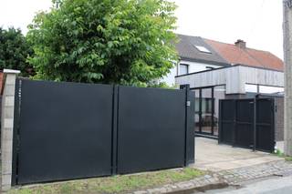 Deze eigendom combineert twee woningen tot één geheel met praktisch ingerichte bureauruimte en heel wat andere mogelijkheden. Ideaal voor wie wonen...