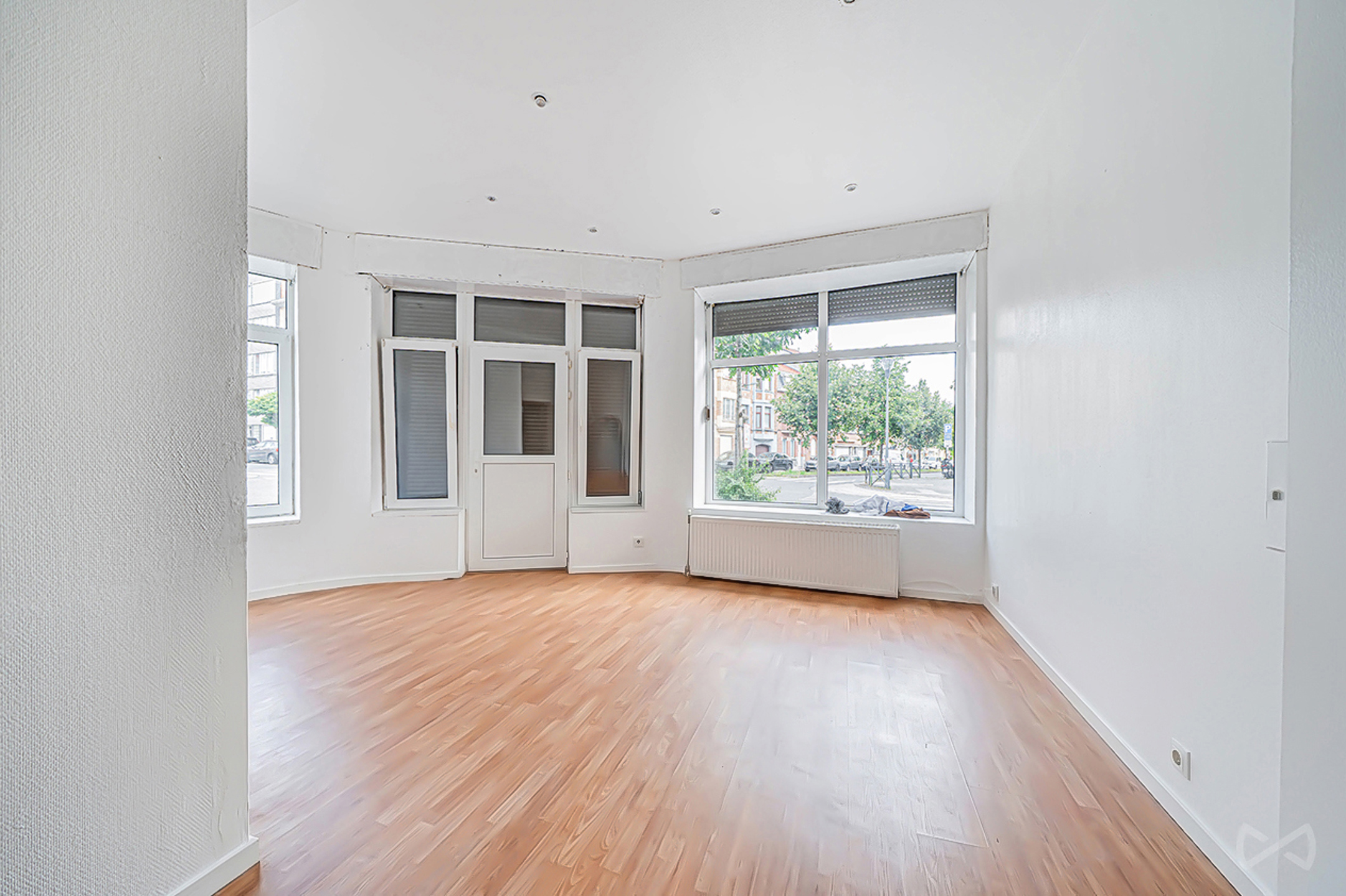 Gelijkvloers appartement met 2 slaapkamers, garage en koer - foto 4