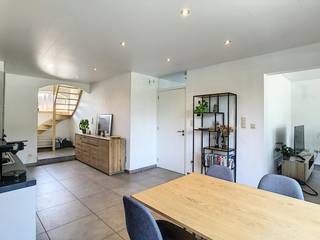 Deze energiezuinige, halfopen bebouwing vinden we terug aan de rand van de Poperingse ring. Een ideale uitvalsbasis met het stadscentrum en supermarkten op relatief korte afstand. Parkeren kan op de oprit of in de garage.<br /><br />Indeling:<br /><br />* Gelijkvloers 0:<br />- inkomhal<br />- apart toilet<br />- lichtrijke woonkamer (17 m²)<br />- open keuken met eetplaats (26 m²) uitgerust met ingemaakte kasten, een dubbele spoelbak, oven, vaatwasser, keramische kookplaat met dampkap en oven<br />- wasplaats/bering<br />- gelijkvloerse slaapkamer/bureau (16 m²) met ensuite badkamer voorzien van een inloopdouche, wastafel en linnenkast<br /><br />* Verdieping +1:<br />- nachthal<br />- 3 slaapkamers (12, 11 & 11 m²)<br />- badkamer (9 m²) voorzien van een wastafel met linnenkast, toilet en inloopdouche<br /><br />* Buitenniveau:<br />- afsluitbare, ruime oprit/terras met poort<br />- ruime garage met elektrische poort<br /><br />=> EPC-label B<br />=> Beschikbaar vanaf 1/10/2026<br />=> Rolluiken aanwezig