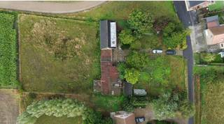 Te koop Huis (1972) op 3.300 m2 voor te renoveren of nieuwbouw ,<br />rustige buurt en verzicht tot de kust+-25km.<br /><br />EPC: F<br /><br />Inl. 0486/071292