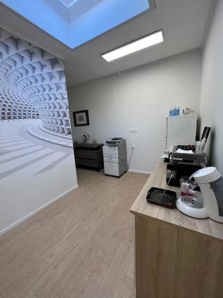 <p><span>Ideaal gelegen op het gelijkvloers van een gebouw in de stijl van een aparthotel, biedt deze ruime kantoorruimte van 310 m² uitzonderlijk potentieel in het hart van Brussel.</span></p>
<p><span>Het pand bestaat uit een lange gang die verschillende individuele ruimtes bedient, waardoor het bijzonder geschikt is voor medische of paramedische beroepen zoals kinesitherapie, osteopathie, tandheelkunde of zorgcentra.</span></p>
<p><span>Hoewel er geen buitenruimte aanwezig is, geniet het geheel van veel natuurlijk licht dankzij lichtkoepels, wat zorgt voor een aangename werkomgeving. Bijna het volledige oppervlak heeft geen directe buren, wat rust, privacy en discretie garandeert.</span></p>
<p><span>Het gebouw huisvest een mix van activiteiten in een kwalitatieve stedelijke omgeving. De ligging is zeer gegeerd, op wandelafstand van de Louizalaan en de wijk Kastelein, met een dynamische omgeving vol winkels, restaurants, diensten en kantoren.</span></p>
<p><span>De bereikbaarheid is uitstekend, met meerdere openbaarvervoersverbindingen in de buurt en een vlotte toegang tot het stadscentrum en de belangrijkste invalswegen van Brussel.</span></p>
<p><span>Een zeldzame opportuniteit met veel potentieel voor uiteenlopende professionele invullingen op een strategische locatie.</span></p>