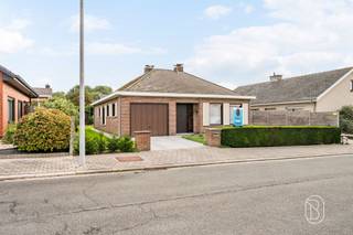 Gelijkvloers wonen, genieten van rust én de mogelijkheid om er helemaal uw eigen thuis van te maken? Deze charmante bungalow, gelegen in de Zomerweg 8 te Lendelede, biedt een mooie combinatie van comfort, ruimte en potentieel!Indeling: Via de inkomhal met afzonderlijk gastentoilet betreedt u de gezellige leefruimte, die aansluit op de keuken. Verder beschikt de woning over drie volwaardige slaapkamers en een badkamer. Buiten geniet u van een aangenaam terras en een tuin waar het heerlijk vertoeven is. De oprit en garage zorgen bovendien voor extra parkeergemak en de zolder voor praktische opbergruimte. Troeven: Deze bungalow bevindt zich in een rustige en aangename woonomgeving en biedt het grote voordeel dat alles zich op het gelijkvloers bevindt. De woning is perfect bewoonbaar en mits enkele opfrissingswerken maakt u er een eigentijdse thuis van, volledig naar eigen smaak. Bovendien beschikt de woning over een EPC-label D, waardoor er geen renovatieverplichting van toepassing is!Een charmante bungalow met tal van mogelijkheden, waar u met een persoonlijke toets iets écht moois van kunt maken. Kom het potentieel zelf ontdekken tijdens een bezoek via feline@immobeguin.be