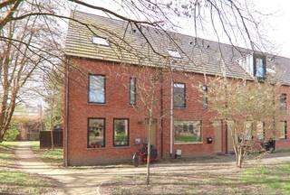 RUSTIG GELEGEN WONING MET 4 SLKS NABIJ HET STADSCENRUM Project Bloesemhof werd gerealiseerd in 2019 en is de thuisbasis van deze hedendaagse...