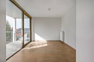 Gelegen op een uitstekende locatie, vlak aan het Marktplein van Kapellen, bevindt zich dit lichtrijke en instapklare appartement met een mooi terras. Het appartement maakt deel uit van een recent gebouw en bevindt zich op de 2de verdieping, bereikbaar via trap of lift.<br /><br />Dankzij de grote raampartijen geniet u hier van een aangename lichtinval en een prachtig uitzicht op het groen.<br />Bij het betreden van het appartement komt u via de inkomhal in de verschillende ruimtes. Er is een apart toilet en een handige berging beschikbaar.<br /><br />De keuken, volledig uitgerust en modern ingericht, sluit mooi aan bij de eetruimte (15 m²) en de zitplaats (15 m²). Deze open indeling zorgt voor een ruimtelijk gevoel en geeft rechtstreeks toegang tot het terras.<br /><br />Verder beschikt het appartement over een tweede berging, een badkamer (voorzien van moderne inloopdouche en lavabo), en een slaapkamer (12 m²) die rust en privacy biedt.<br /><br />Tenslotte kan u optioneel een autostaanplaats mee aan te kopen voor €25.000 en een privatieve kelderberging voor €5.000.<br />Perfect appartement als voor lange termijn verhuur!<br /><br />Troeven:<br />+ EPC A<br />+ Bouwjaar 2022<br />+ Instapklaar<br />+ Centraal gelegen<br />+ Terras<br />+ Lift<br />+ Lichtrijk<br /><br />Heeft u interesse in dit prachtige appartement en wenst u een bezoek ter plaatse? Aarzel niet ons te contacteren op 03 337 50 70 of info@vbvastgoed.be.