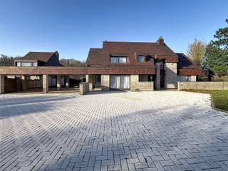 Plan je afspraak via www.living-stone.beRuime villa met 5 slaapkamers en grote tuin.Deze woning omvat op het gelijkvloers een indrukwekkende inkom...