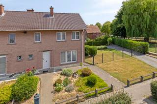 Welkom in deze charmante, energiezuinige driegevelwoning te Buizingen. Je wordt verwelkomd in de ruime inkomhal met een apart toilet, die leidt...