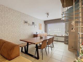 Zéér ruime gezinswoning met 6 SLPK én garage!Deze uitzonderlijk ruime woning is uiterst centraal gelegen aan de rand van de stad Aalst, op...