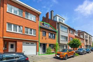 In Hasselt vinden we langs de Paters Adonsstraat, ter hoogte van nummer 9 deze op te frissen gezinswoning terug. De woning is gelegen op een...