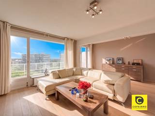 <p><span>Instapklaar 2 slaapkamer appartement met groot terras!</span></p><p><span>Doorheen de jaren werd dit pareltje grondig, kwalitatief en smaakvol gerenoveerd. Dit appartement met uitstekend EPC en conforme elektriciteit ligt op de 11</span><span><sup>de</sup></span><span> verdieping van een gebouw met lift, te midden van de gerenommeerde Fruithoflaan. De uitstekende Mobiscore van 9,3/10 heeft u te danken aan diverse winkels, scholen, parken, horeca en sportfaciliteiten op wandelafstand. Ook het openbaar vervoer en belangrijke invalswegen zijn steeds vlakbij. De schitterende uitzichten, de natuurlijke lichtinval en het uitgestrekt terras zijn uiteraard enorme troeven. Kortom, een mooie kans wie op zoek voor eigen bewoning, maar ook ideaal ter investering.</span></p><p><span> </span></p><p><span>Leefruimte & keuken:</span></p><p><span>Met dank aan de grote raampartijen (HR++ 2016) gaat de aandacht meteen uit naar de openheid, de alomtegenwoordige lichtinval en het panoramische uitzicht. De leefruimte met charmante open keuken leent zich tot elk interieur, kan leuk worden ingedeeld en biedt toegang tot het terras. De keuken werd mooi geïntegreerd, biedt veel werk- en opbergruimte, omvat een zitgedeelte alsook een prachtig werkblad met mooi dessin. Ze is uitgerust met een keramisch kookvuur, dampkap, oven, microgolf, koelkast, vriezer en lavabo met spoeldouche. Tijdens het koken blijf je in contact met het gezin, uw gezelschap,... ideaal dus om gezellige etentjes te organiseren.</span></p><p><span> </span></p><p><span>Nachthal, slaapkamers, badkamer & toilet:</span></p><p><span>Via de nachthal met handige nis bereikt u de ruime slaapkamers van ca. 12,5 en 13,5m². Net zoals in de leefruimte kunnen beeldschermen worden opgehangen zonder dat kabels zichtbaar zijn. De moderne badkamer is geheel betegeld en dus zéér onderhoudsvriendelijk. Hier vindt u een weelderige inloop-/regendouche, strak wasmeubel met bijhorende spiegelkast, handdoekradiator en meerdere hangkastjes. Het toilet met mechanische ventilatie is apart.</span></p><p><span> </span></p><p><span>Terras, kelder & garagebox:</span></p><p><span>Het grote terras strekt zich uit over de hele breedte van het appartement en heeft een oppervlakte van ca. 18m². Hier kan u de hele dag door genieten met een adembenemend en groen uitzicht op de achtergrond. De perfecte plek om na een drukke dag geheel tot rust te komen, al dan niet vergezeld van een sprankelend aperitief of een overheerlijke maaltijd. Een privatieve kelder is inbegrepen. De ondergrondse garagebox met elektrische poort (Feryn), licht, elektriciteit en water vormt een ware luxe en kan aangekocht worden aan € 30.000.</span></p><p><span> </span></p><p><span>Extra troeven:</span></p><p><span>- Toplocatie</span></p><p><span>- EPC B</span></p><p><span>- HR++ ramen 2016</span></p><p><span>- Dakisolatie 10 cm PUR</span></p><p><span>- Elektriciteit conform</span></p><p><span>- Uitgestrekt terras "with a view"</span></p><p><span>- Kelder </span></p><p><span>- Garagebox met elektrische poort</span></p><p><span>- Fiberklaar</span></p><p><span> </span></p>