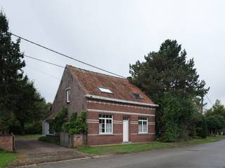 Op een vlot bereikbare locatie in Drongen bevindt zich deze vrijstaande woning met een verrassend veelzijdig karakter. De eigendom biedt niet alleen een bewoonbare oppervlakte van circa 150 m², maar beschikt ook over een aangrenzende bijbouw van ongeveer 100 m². Een interessante opportuniteit voor wie op zoek is naar ruimte, vrijheid en de mogelijkheid om een woning volledig naar eigen inzicht vorm te geven.<br /><br />De woning heeft een karaktervolle bakstenen gevel met als absolute meerwaarde de aangrenzende bijbouw van circa 100 m². Deze ruimte opent tal van perspectieven. Voor een zelfstandige of iemand met een bijberoep biedt ze de mogelijkheid om een atelier, praktijkruimte, kantoor of werkplaats in te richten, met de mogelijkheid om een afzonderlijke toegang vanaf de straat te voorzien. Zo kunnen wonen en werken op één adres worden gecombineerd, met behoud van de nodige privacy.<br /><br />Wie liever volledig inzet op residentieel gebruik, kan de bijbouw betrekken bij het hoofdgebouw en zo een aanzienlijk groter woonvolume creëren. Denk aan een royale leefruimte, een architecturaal interessante uitbreiding of een combinatie van wonen, hobby en ontspanning, uiteraard onder voorbehoud van de nodige vergunningen.<br /><br />Ook buiten beschikt deze eigendom over een belangrijke troef. De ruime, groene tuin met volwassen bomen en een open gazon vormt een aangename plek om tot rust te komen. De bestaande verhardingen en bijgebouwen bieden bijkomende mogelijkheden om het geheel opnieuw vorm te geven.<br /><br />Deze eigendom vraagt om een grondige renovatie, maar biedt net daardoor de vrijheid om een persoonlijk woonproject te realiseren. De combinatie van een vrijstaande woning, een omvangrijke bijbouw, een groene buitenruimte en de vlotte bereikbaarheid maakt dit een bijzonder interessant geheel.<br /><br />Een plek voor wie verder kijkt dan het bestaande en de mogelijkheden ziet van een eigendom waar wonen, werken en ruimte samenkomen.