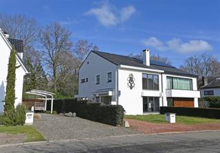 Deze charmante halfopen bebouwing in de gegeerde residentiële wijk ‘Berkenveld’ is gelegen op een perceel van ±4are82. De woning werd recent...