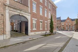 Deze ruime gelijkvloerse handelsruimte bevindt zich in een authentiek pand met een unieke uitstraling. Het gebouw maakt deel uit van de...