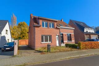 Te renoveren half open bebouwing op een perceel van 445 m² vlakbij het centrum van Ranst, bestaande uit: inkomhal; leefruimte; basis...