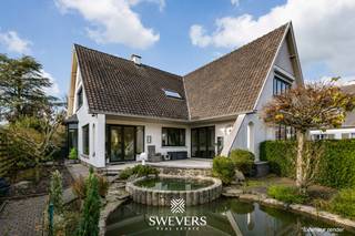 Voor meer info en foto’s, surf naar www.swevers.be – In het hart van Beringen, op wandelafstand van winkels, scholen en ontspanning, vind je deze verrassend ruime en instapklare open bebouwing. Met een bewoonbare oppervlakte van 201 m², een doordachte indeling en tal van renovaties, biedt deze woning veel comfort voor gezinnen en thuiswerkers. Op het gelijkvloers vind je o.a. een lichtrijke leefruimte, een grote keuken, een vernieuwde badkamer, een bureauruimte, een gastentoilet en een knusse zithoek met zicht op de tuin. Boven zijn er drie ruime slaapkamers met ingemaakte kasten, een tweede badkamer en een praktische overloop. De woning beschikt ook over een ruime kelder met garage, wasplaats, kruipkelder en CV-ruimte, én een zolder van 45 m².. De westgerichte tuin met terras en tuinhuis vormt een ideale plek om te ontspannen. Centrale ligging op slechts enkele minuten van alle voorzieningen. Voor meer informatie, bel 011 255 155. Bron bewoonbare oppervlakte: EPC – verslag.