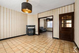 <p><strong>Rijwoning met garage, 3 slpk, tuin, gigantische zolder.</strong></p><p>Gelegen op slechts 5 minuten van de jachthaven van<span> Nieuwpoort </span>bevindt zich deze ruime rijwoning. In de nabijheid van winkels, het strand, de zee, Nieuwpoort en <span>Middelkerke Bad</span></p><p>De woning beschikt over:</p><ul><li>3 slaapkamers (2 ruime en 1 kleinere, ideaal als dressing of bureau)</li><li>1 badkamer</li><li>Een reeds vernieuwde keuken</li><li>Een lichtrijke veranda met aansluiting op terras</li><li>Aangelegde tuin met vernieuwde terrassen</li></ul><p>Daarnaast is er een <strong>garage</strong> die uitgeeft op een aanpalende straat, wat zorgt voor extra comfort en bereikbaarheid.</p><p>Een absolute troef is de <strong>gigantische zolder met vaste trap</strong>, die tal van mogelijkheden biedt (extra kamers, hobbyruimte, ...).</p><p>Verder:</p><ul><li>EPC label D (<strong>geen renovatieplicht</strong>)</li><li>Laag kadastraal inkomen</li></ul><p>Kortom, een ideale woning voor starters, als investering…</p><p>Meer info of een bezoek?<br />karel@roetsvastgoed.be<br />0470342025</p>