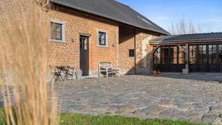 <p>Bent u op zoek naar een unieke woonplek waar karakter, modern comfort en duurzaamheid samenkomen? Zoek niet verder. De totaal gerenoveerde hoeve aan de <b>Beerbosstraat 8 te Herk-de-Stad</b> is een zeldzame parel op een indrukwekkend perceel van <b>3.304 m²</b>.</p>
<p>Deze woning is niet alleen een streling voor het oog, maar ook technisch klaar voor de toekomst en biedt eindeloze mogelijkheden.</p>
<p><b>De belangrijkste troeven op een rij:</b></p>
<ul>
<li>
<p><b>Ruimte voor iedereen:</b> Een bewoonbare oppervlakte van maar liefst <b>281 m²</b>. De woning is momenteel ingericht voor dubbele bewoning (2 keukens), ideaal voor kangoeroewonen of extra privacy. Momenteel zijn er 3 slaapkamers, maar er is een mogelijkheid tot 5.</p>
</li>
<li>
<p><b>Luxe bijgebouw:</b> Een volledig autonoom bijgebouw met eigen keuken, badkamer, woonkamer en slaapkamer. Perfect als gastenverblijf of thuiskantoor.</p>
</li>
<li>
<p><b>Toekomstgericht &amp; Duurzaam:</b> Met een gunstig <b>EPC-label B</b>, verwarming op gas, zonnepanelen én een hoogwaardige <b>Sonnen-thuisbatterij</b>, geniet u hier van een lage energiefactuur en maximaal comfort.</p>
</li>
<li>
<p><b>Extra schuurgebouw:</b> Een ruim, apart schuurgebouw biedt alle plaats voor extra opslag of het realiseren van een droom: het houden van dieren aan huis.</p>
</li>
</ul>
<p><b>Rust en privacy in de Demervallei</b> Gelegen in een oase van groen, geniet u hier van absolute rust zonder in te boeten op bereikbaarheid. Of u nu een groot gezin heeft, droomt van een praktijk aan huis of simpelweg de ruimte zoekt om te ademen; deze hoeve biedt het allemaal.</p>
<p><b>Kom deze droomwoning zelf ontdekken!</b> Wilt u de sfeer en de mogelijkheden van dit unieke pand zelf ervaren? Niels leidt u met veel plezier rond voor een uitgebreid bezoek.</p>
<p><b>Contacteer ons vandaag nog voor een afspraak!</b></p>